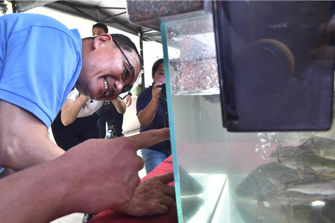 侯友宜親自與參與活動的大、小朋友一同發聲，希望喚醒大家重視河川保育工作。（高鈞麟攝）