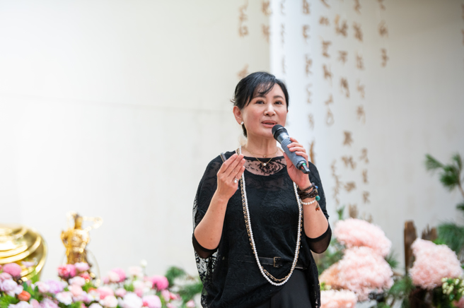 陈亚兰谈「锣鼓起~歌仔戏串起台湾的古今」，分享她对歌仔戏传承的努力与付出。(图/佛光山惠中寺提供)