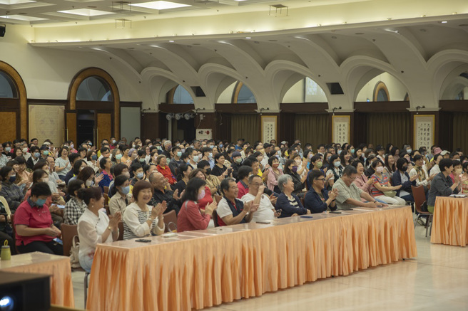 现场听眾及网路同步观看直播近2000人，总触及次数逾万。(图/佛光山惠中寺提供)