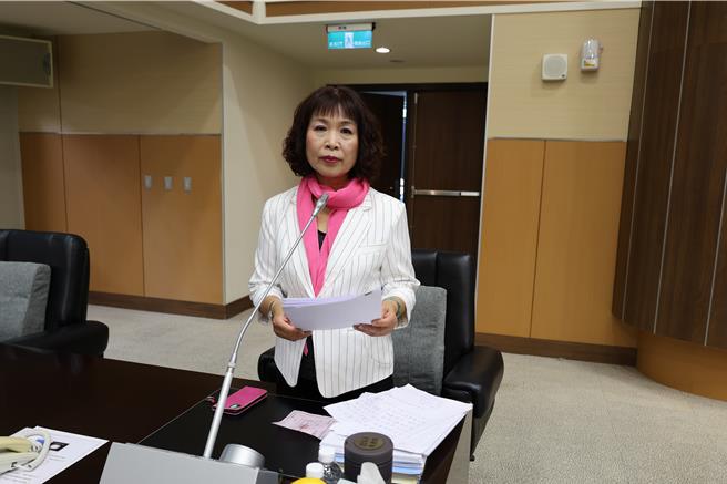 苗栗縣議會總質詢，議員廖秀紅關心造橋交流道進度。（謝明俊攝）