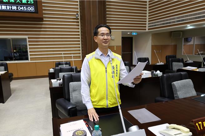 苗栗縣議會總質詢，議員張顧礫關心苗50線是否可以延伸至三義並拓寬原有路段。（謝明俊攝）