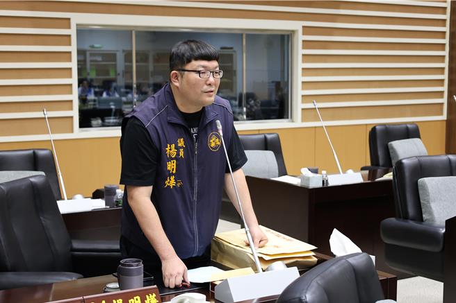 苗栗縣議會總質詢，縣議員楊明樺則質詢台72線新東大橋新增匝道工程進度。（謝明俊攝）