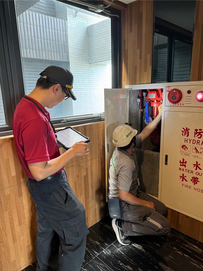 桃園市政府責由建築管理處及消防局組成跨局處稽查小組，針對桃園高樓層集合式住宅實施建築公安及消防安全稽查。（消防提供）