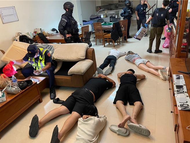 警方搜索直播拍卖据点，将在场8人带回调查。（警方提供）