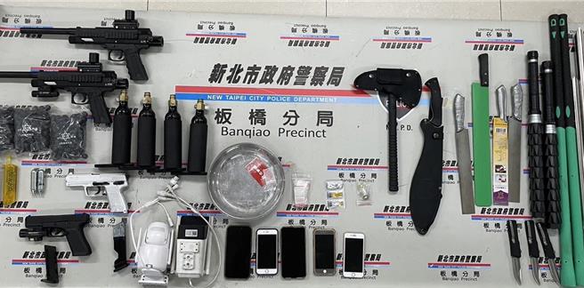 警方搜索直播拍卖据点，查扣毒品、刀械等证物。（警方提供）