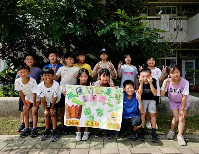 从盆栽草莓到开心农场，风柜国小师生卖起菜了。图为31日卖菜前，事前准备的海报。（风柜国小提供／许逸民澎湖传真）