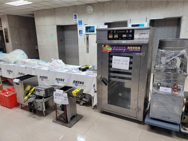 警方查获10万多颗、黑市价格逾7000万元的哈蜜锭及大批制毒工具。(林郁平摄)