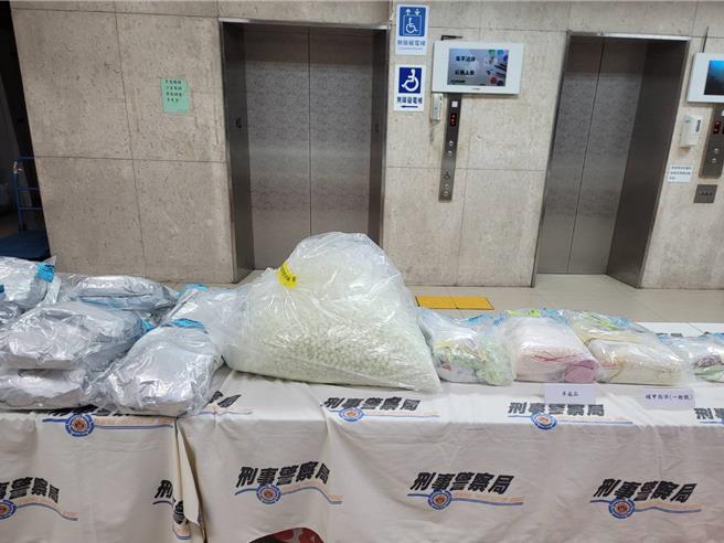 警方查获10万多颗、黑市价格逾7000万元的哈蜜锭及大批制毒工具。(林郁平摄)