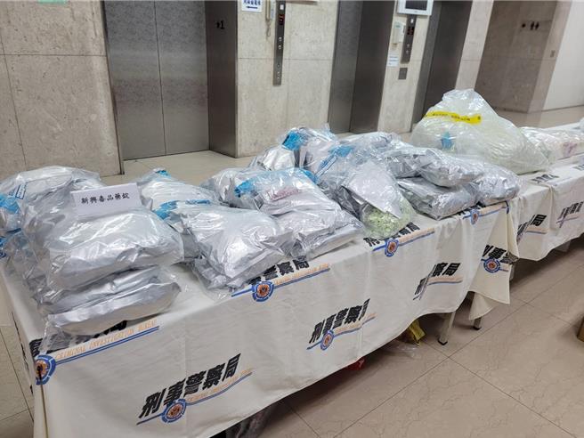 警方查获10万多颗、黑市价格逾7000万元的哈蜜锭及大批制毒工具。(林郁平摄)