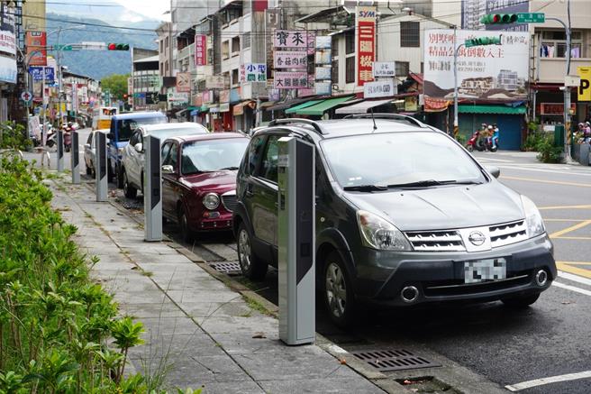 埔里镇在市区23处路段画设947个汽车停车格，6月1日起试营运，7月1日正式上路。（埔里镇所提供／杨静茹南投传真）