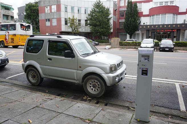 埔里镇公所为了服务不擅长使用智慧型手机的长者，智慧停车柱可立即缴费。（埔里镇所提供／杨静茹南投传真）