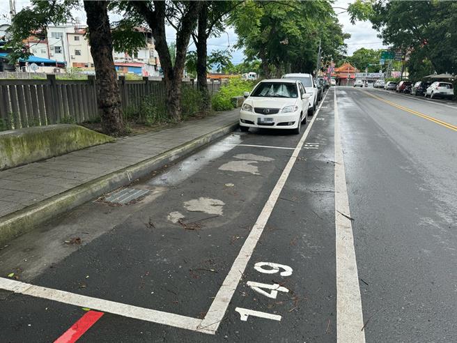 埔里镇路边停车收费7月1日正式上路后，採人工开单和智慧停车柱并行，每天上午8时至晚间8时收费，汽车每小时20元。（埔里镇所提供／杨静茹南投传真）