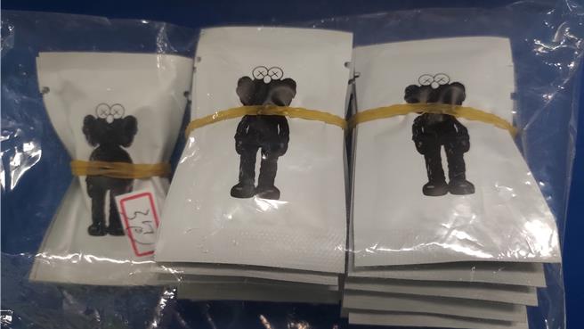 苗栗县警局刑大科侦队在苗栗县竹南镇、头份市等处查获毒品分装工厂，现场查扣第三级毒品咖啡包3117包。（读者提供／谢明俊苗栗传真）