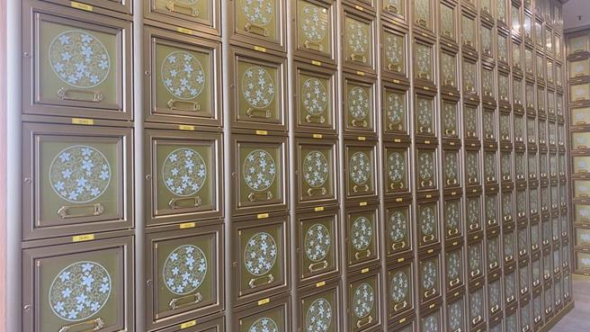 高雄陈姓男子假冒骨灰罐买卖业务员，怂恿翁姓女子、萧姓妇人一口气买下20几组塔位，再转手卖给大家族，分别诈得203万元、35万元，2女事后发现一场空，气得报警处理。高雄地院审酌陈男迄今尚未赔偿2人，依偽造文书等罪判2年，可上诉。（本报资料照片）