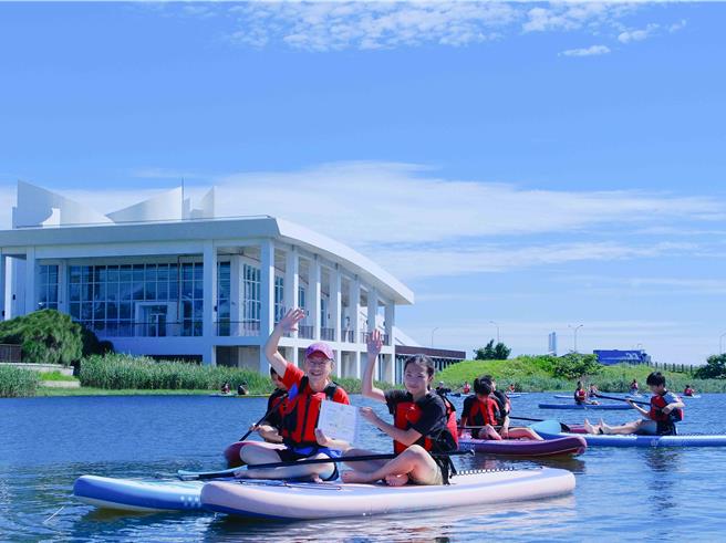 彰化市中山国小今天首次让全体毕业生在彰滨工业区庆安水道的开放水域立桨航行，让他们乘着SUP领取毕业证书。（中山国小提供／孙英哲彰化传真）