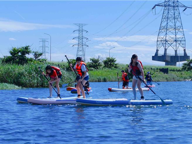 彰化市中山国小今天首次让全体毕业生在彰滨工业区庆安水道的开放水域立桨航行，让他们乘着SUP领取毕业证书。（中山国小提供／孙英哲彰化传真）