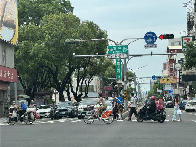 台南市YouBike使用人次統計至目前已達418萬人次，路上到處可見騎乘民眾。(曹婷婷攝)