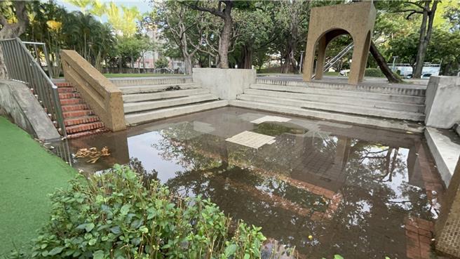 北區英才公園避難設施之一蓄水池，目前赫見一片積水。（市議員陳俞融提供）