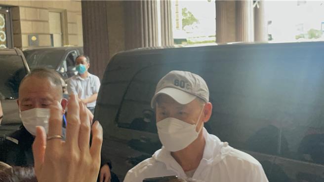 張學友自飯店步出，親切向守候的粉絲打招呼。（讀者提供）