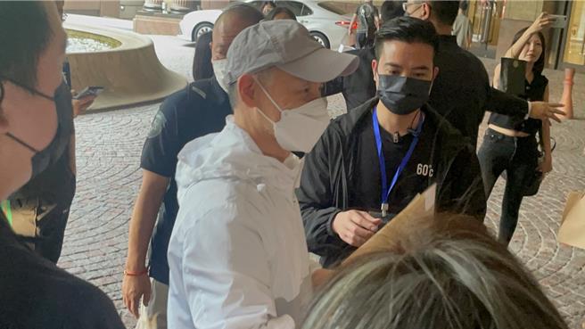 張學友自飯店步出，親切向守候的粉絲打招呼。（讀者提供）