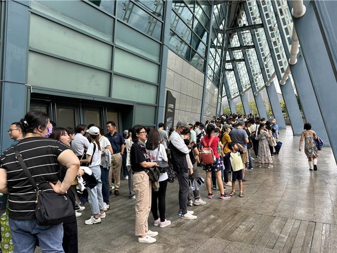 台北小巨蛋門口滿是等候購票的民眾。（黃雯犀攝）