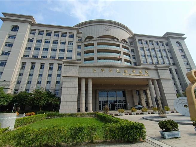 侯男不顧警員人身安全，乘機強行將應依法移置保管的車輛開走，得逞後，又反覆開車到派出所前，車停在路中央，挑釁警員「來抓我」、「開槍啊」，公然挑戰公權力，彰化地院以駕駛動力交通工具犯妨害公務罪，判處侯男有期徒刑1年。（葉靜美攝）