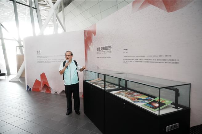 客发中心31日在台湾客家文化馆举行「客家个藏宝－2023年度捐赠文物特展」开展暨捐赠感谢活动，客家杂志社张义品先生解说客家杂志发行等故事。（客发中心提供／谢明俊苗栗传真）