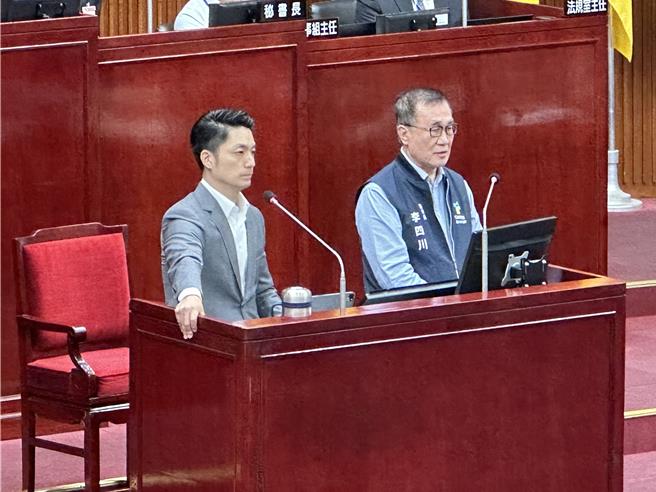 针对大巨蛋是否能举办演唱会一事，台北市副市长李四川（右）31日表示，2017年内政部就已经发函，大巨蛋要办演唱会只要符合大型群聚活动管理自治条例，而柯市府时期却在使照注记上绑死，因此喊话议会「与北市府一同扛责任，一起解决问题」。（丁上程摄）