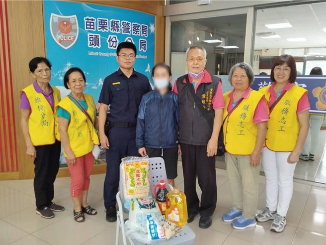 苗栗縣警頭份分局與頭份警察志工中隊，31日展開「端午關懷弱勢」活動。（頭份警分局提供／謝明俊苗栗傳真）