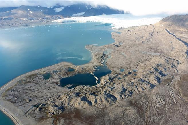 中央大學與波蘭哥白尼大學的NCU極地研究站位於無人煙的極地海岸，是極區海陸氣交互作用監測的絕佳地點。（中央大學提供）