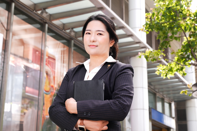 曾經也是購屋族的永慶房屋陳冠霖經紀人，用誠實服務為消費者的權益把關。(圖/永慶房屋提供)