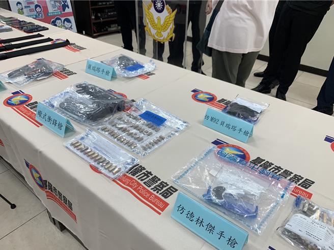 基隆市警察局表示自5月6日起至15日止執行「全國同步掃黑行動」，起獲衝鋒槍1把、改造手槍3把、模擬槍1把、子彈59顆；破獲6處賭場；偵破各類刑案167件227人、緝獲通緝犯38名。（徐佑昇攝）