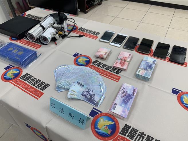 基隆市警察局表示自5月6日起至15日止執行「全國同步掃黑行動」，起獲衝鋒槍1把、改造手槍3把、模擬槍1把、子彈59顆；破獲6處賭場；偵破各類刑案167件227人、緝獲通緝犯38名。（徐佑昇攝）