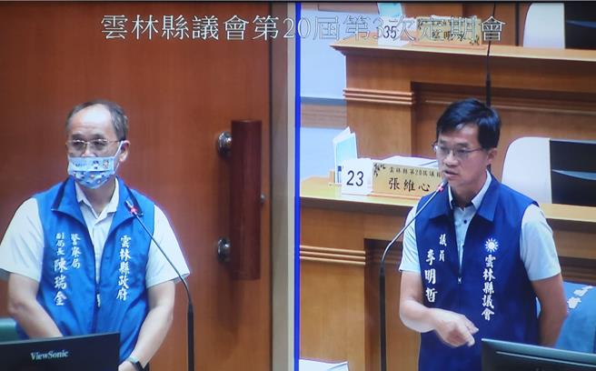 雲林縣議員李明哲（右）31日質詢雲林縣警局副局長陳瑞金（左），何不利用王義川所說的手機資訊監控於偵辦詐騙案案件。（周麗蘭攝）