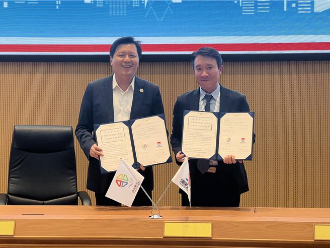 新北市政府今与中兴保全、群光电子、三商餐饮、福和生鲜、西北食品、昭和园等6家企业签署企业防灾合作备忘。（王扬杰摄）