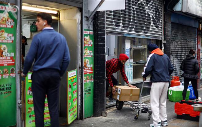 國際勞工組織發布最新統計，全球失業率將小幅下降至4.9％。圖為英國倫敦一處商店員工搬運貨品。（圖／路透社）