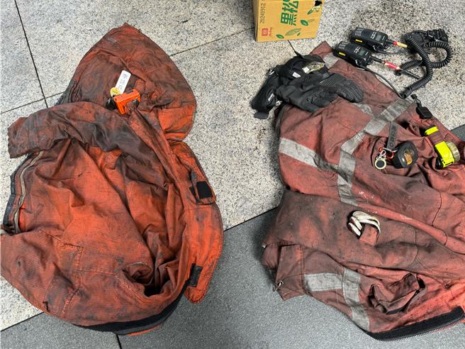 民进党新竹市议员曾资程今天在市议会质询中，拿出1封自称是消防人员的陈情书，内容指晴空匯大楼火警两名勇消是冤死的，要求消防局查证，未料引发警义消不满抗议。（陈育贤摄）