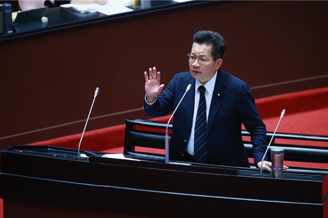 行政院長卓榮泰今（31）日首度赴立法院施政報告並備詢，民眾黨立委吳春城在質詢時提醒台灣人口大翻轉的問題以及「壯世代」的新觀念，要求新閣揆務必重視。（吳春城辦公室提供）