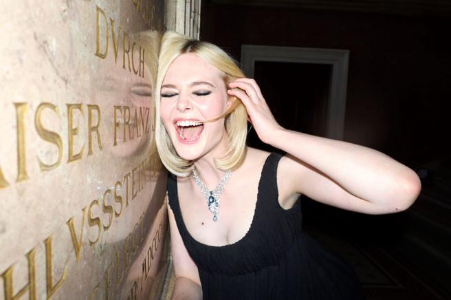 童星出身的艾兒芬妮在鏡頭前開懷大笑，十分俏皮可愛。（Cartier提供）