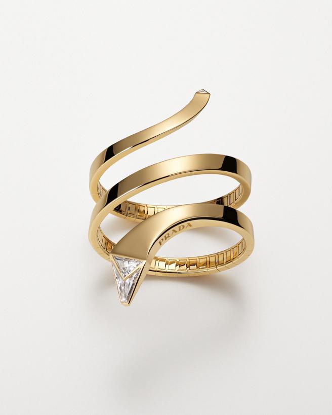 PRADA Eternal Gold 18K黄金与实验室钻石蛇形手鐲。（PRADA提供）