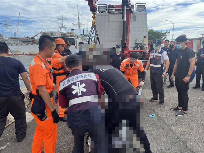 小港渔港传出有人落海，被救起时已无生命迹象。（翻摄照片／洪靖宜高雄传真）