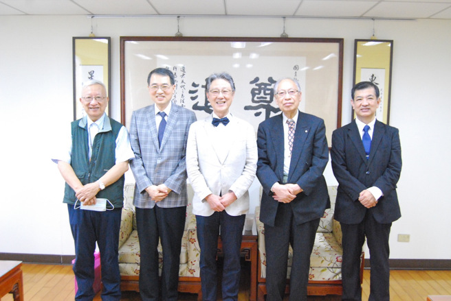 日本参访团成员主要为现任淀川基督教医院董事长Dr. Mitsuru SASAKO 笹子三津留、前董事长Dr. Takeshi ISHIDA 石田武以及管理部长Mr. Toshio ONAI 尾内俊雄等人。(照片/国立暨南国际大学)