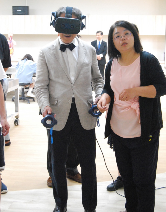 淀川基督教医院董事长笹子三津亲自穿戴上设备感受VR虚拟人体实境系统，对应用VR技术来替代大体老师的虚拟实境系统讚不绝口。(照片/国立暨南国际大学)