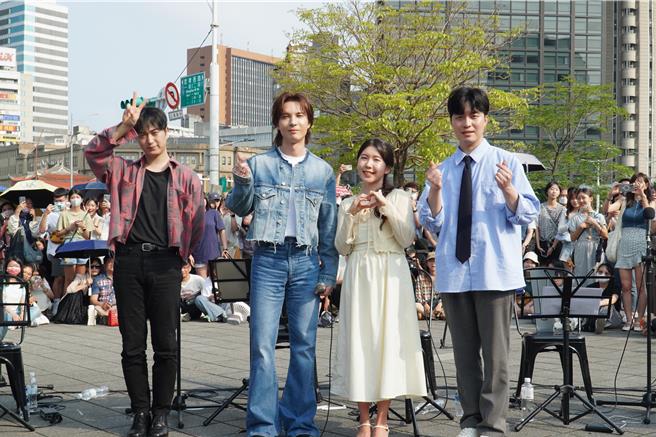 陳勢安與YouTuber「OUBA MUSIC」在北門捷運站前快閃演出。（索尼音樂提供 ）