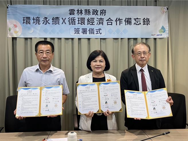 云林县长张丽善（中）、台大生命科学院院长江伯伦（右）、大埤乡长林森宝（左），31日签署运用研究于处理酸菜废水之合作备忘录。（周丽兰摄）