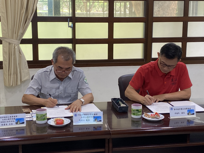 东海大学劳教处劳教长卓逸民代表(右)与内政部国家公园署处长张登文(左)共同签署合作备忘录。(照片/东海大学提供)