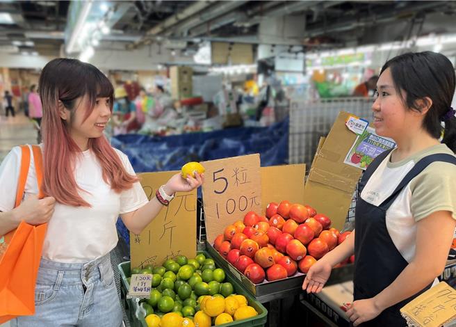 泰山公有零售市場加入新北市「不塑市場」行列，鼓勵民眾自備環保購物袋。（新北市環保局提供）