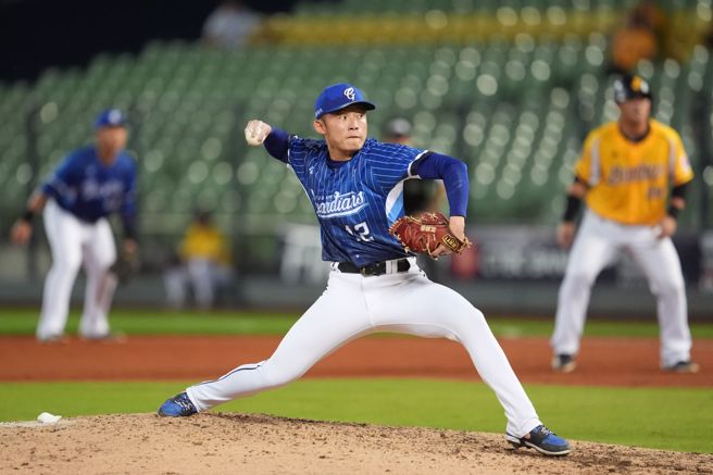 富邦悍將投手江國豪30日先發開局就丟5分但最後拿下勝投。（富邦悍將提供）