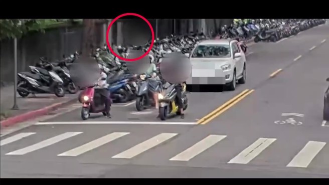 70歲的林姓男子沿途不斷翻動他人機車車廂及置物籃，尋找作案目標。（翻攝畫面）