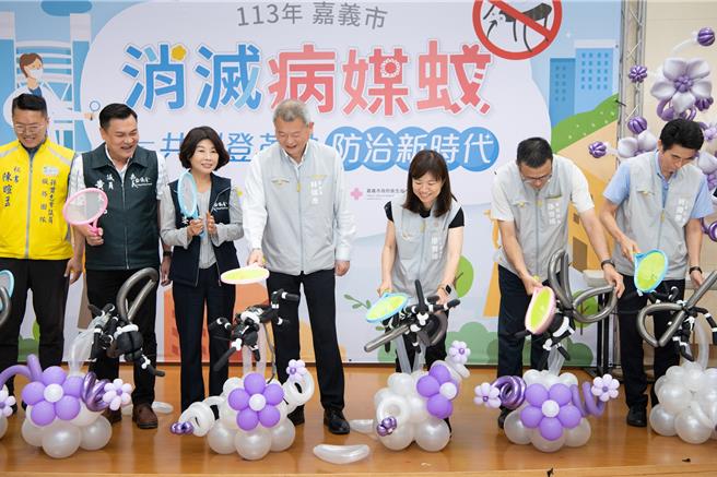 嘉義市副市長林瑞彥（左四）、市議長陳姿妏（左三）偕市府官員及議員啟動登革熱防治行動。（嘉義市政府提供／廖素慧嘉市傳真）